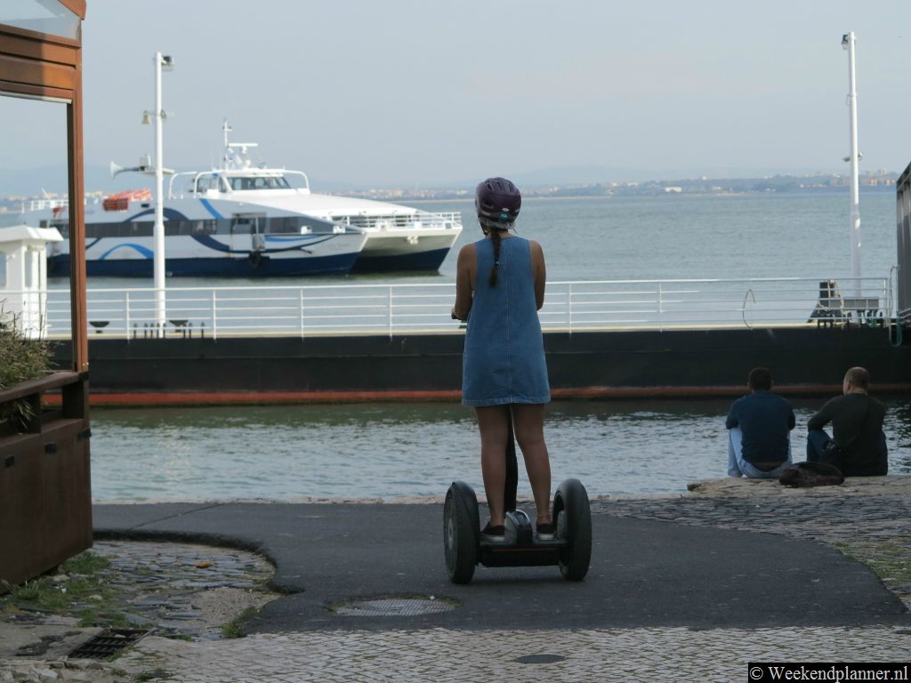 Vanaf de terminal bij treinstation Cais do Sodré vertrekken veerboten naar Seixal, Montijo en Cacilhas, de plaats met het Christusbeeld. Tip: Vervoer naar de stranden bij Lissabon.